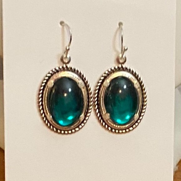 NEW Emerald coloured cabochon earrings - Picture 1 of 2
